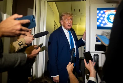 Donald Trump vorbește cu reporterii înainte să se urce în Air Force One FOTO Profimedia jpg