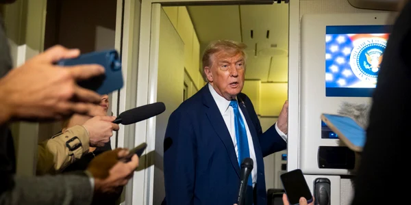 Donald Trump vorbește cu reporterii înainte să se urce în Air Force One FOTO Profimedia jpg
