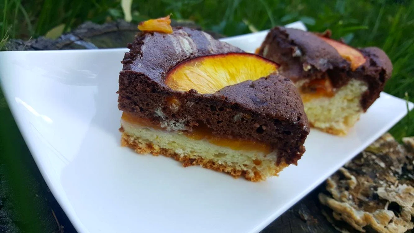 
    Prăjitură din albuşuri cu cacao şi nectarine   