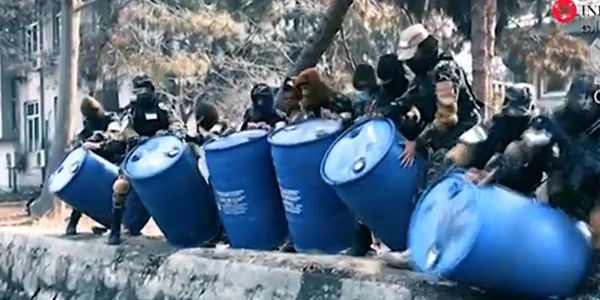 alcool de contrabanda deversat intr-un canal
