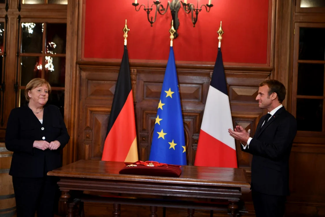 Emmanuel Macron aplaudând colaborarea avută cu Angela Merkel FOTO EPA-EFE