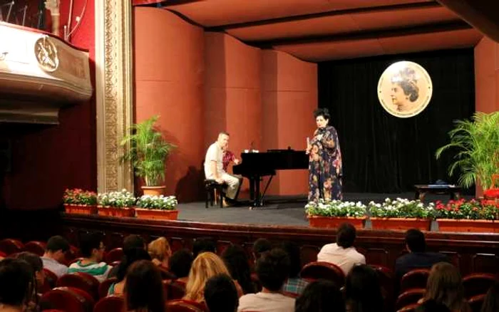 Cursurile de măiestrie artistică se desfăşoară sub atenta îndrumare a îndrăgitei soprane Mariana Nicolesco FOTO Primăria Brăila