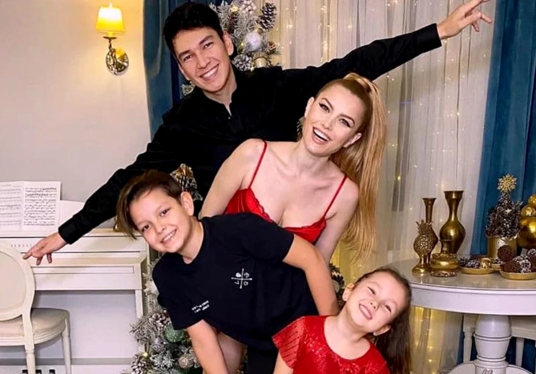 Elena și Cornel alături de cei doi copii ai lor / foto: Social media