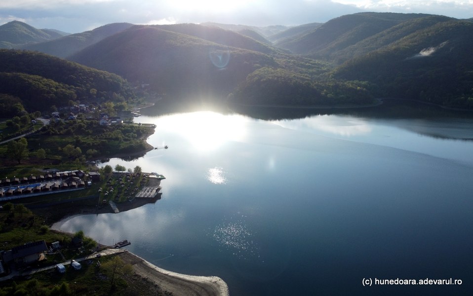 Lacul superb unde mii de români petreceau 1 Mai. Și Ceaușescu avea o vilă de lux rezervată aici VIDEO