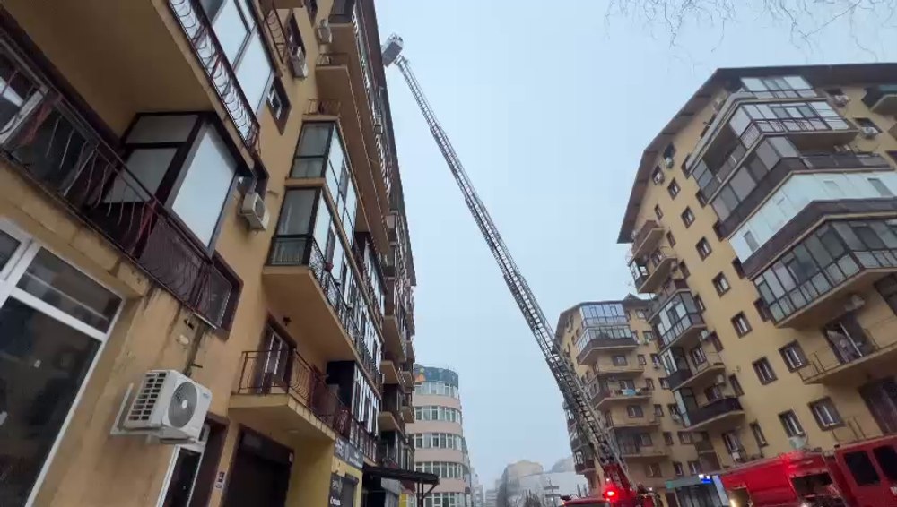 Incendiu într-un bloc de locuințe din Chiajna, Ilfov. Pompierii intervin cu 13 autospeciale
