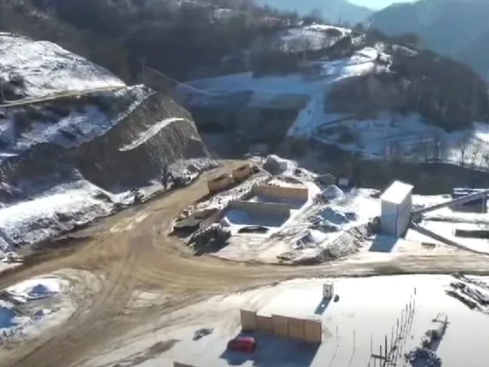 VIDEO Imagini cu dinamitările la tunelul Robești: lucrări intense pe secțiunea montană a Autostrăzii A1 Sibiu - Pitești