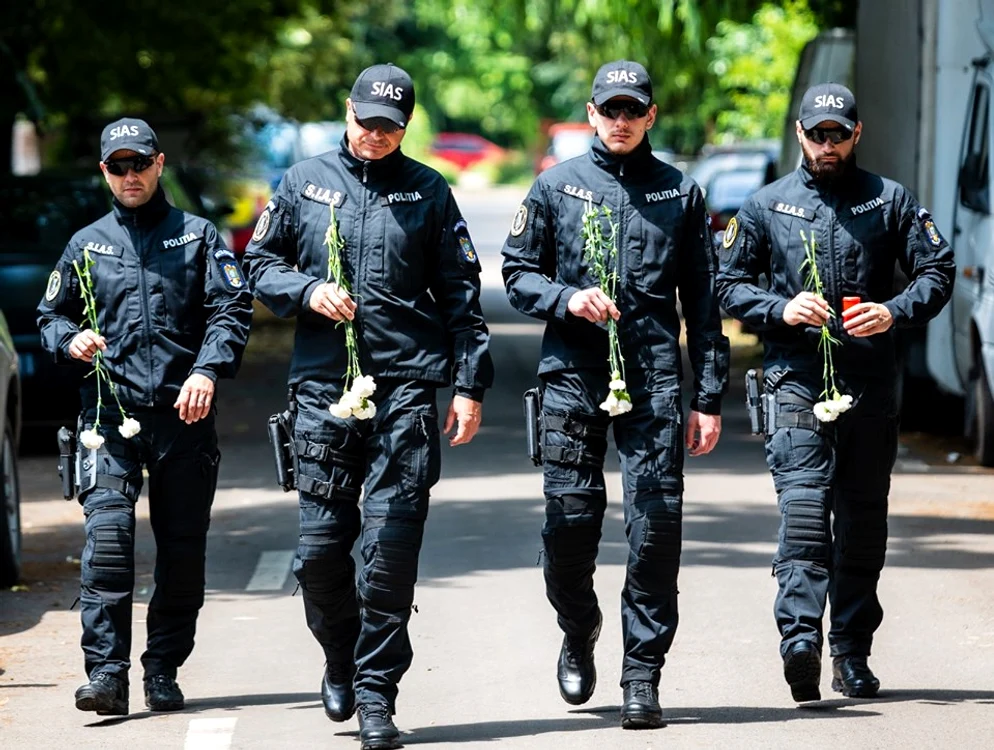 
    Luptătorii SIAS au mers cu flori la căpătâiul colegului lor, după ce l-au prins pe criminalFoto: Poliția Română  