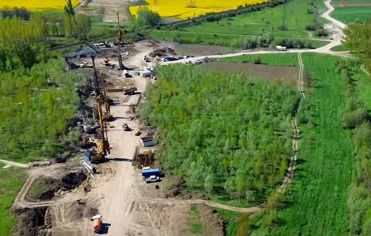 Pe șantier lucrează în prezent 216 muncitori și 58 de utilaje FOTO CNAIR