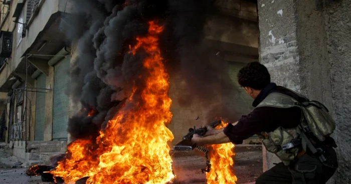 Imagine surprinsă în timpul confruntărilor între rebeli şi forţele regimului Assad FOTO: AFP