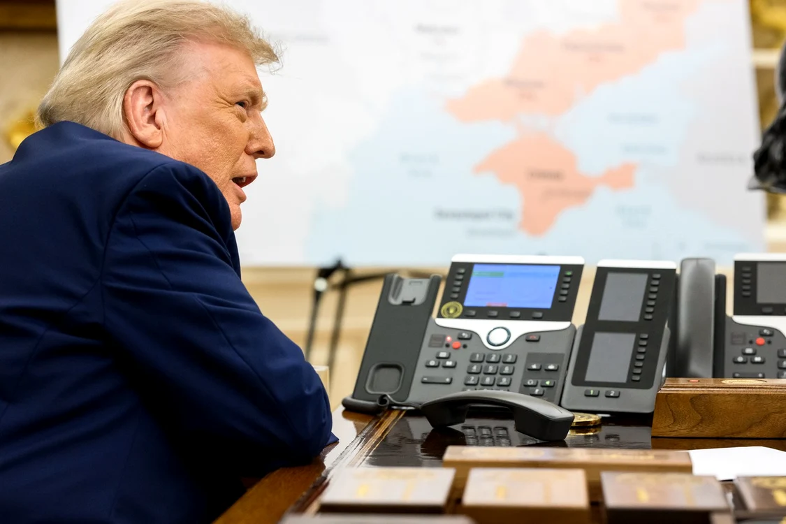 Donald Trump vorbeste la telefon cu harta Ucrainei în față FOTO Profimedia
