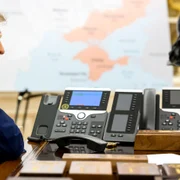 Donald Trump vorbeste la telefon cu harta Ucrainei în față FOTO Profimedia