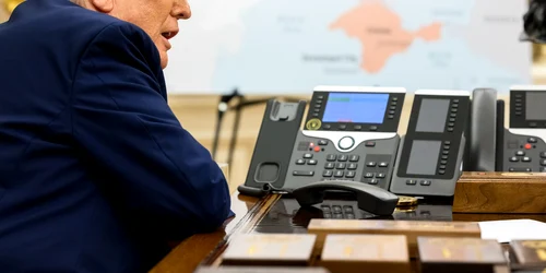 Donald Trump vorbeste la telefon cu harta Ucrainei în față FOTO Profimedia