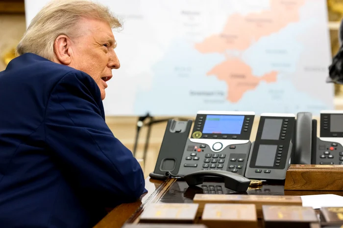 Donald Trump vorbeste la telefon cu harta Ucrainei în față FOTO Profimedia