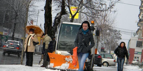 Utilajul de deszăpezire a intervenit şi pe trotuar 
