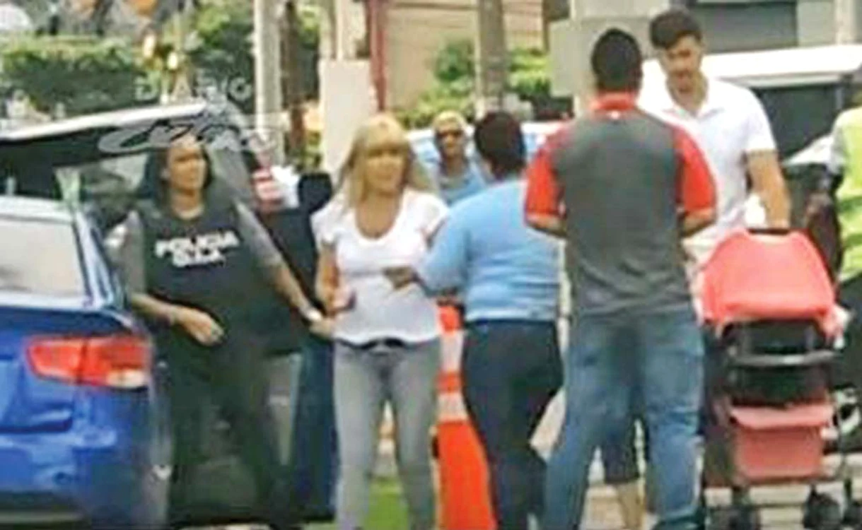 
    Elena Udrea a fost ridicată de poliţişti de pe stradă, în timp ce se plimba cu iubitul ei şi cu fetiţa lorFoto: diarioextra.com  