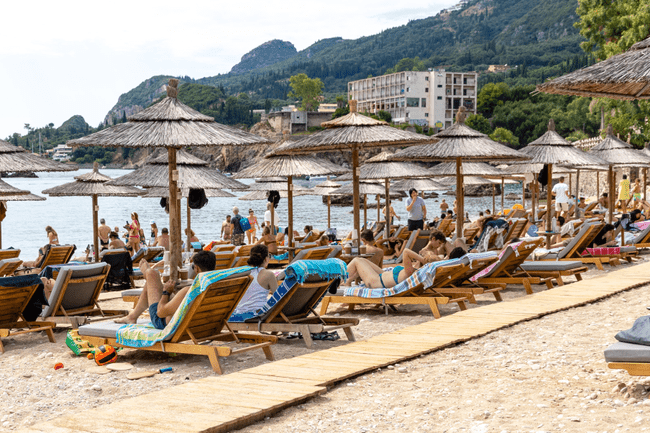 Secretul pe care mulți turiști îl află abia în Grecia: cum poți sta pe șezlong fără să plătești pentru el