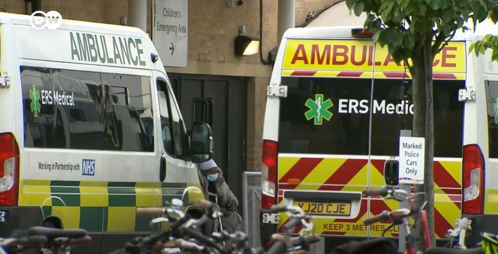 Caz șocant în Marea Britanie: un paramedic și o asistentă de pe ambulanţă, acuzați că au lăsat să moară șase pacienți