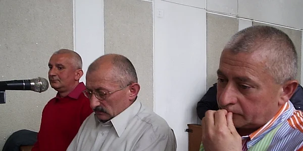 După Liviu Man (cel cu cămaşă roşie), şi Ioan Oţel (prim plan) a obţinut dreptul la vacanţă în străinătate
