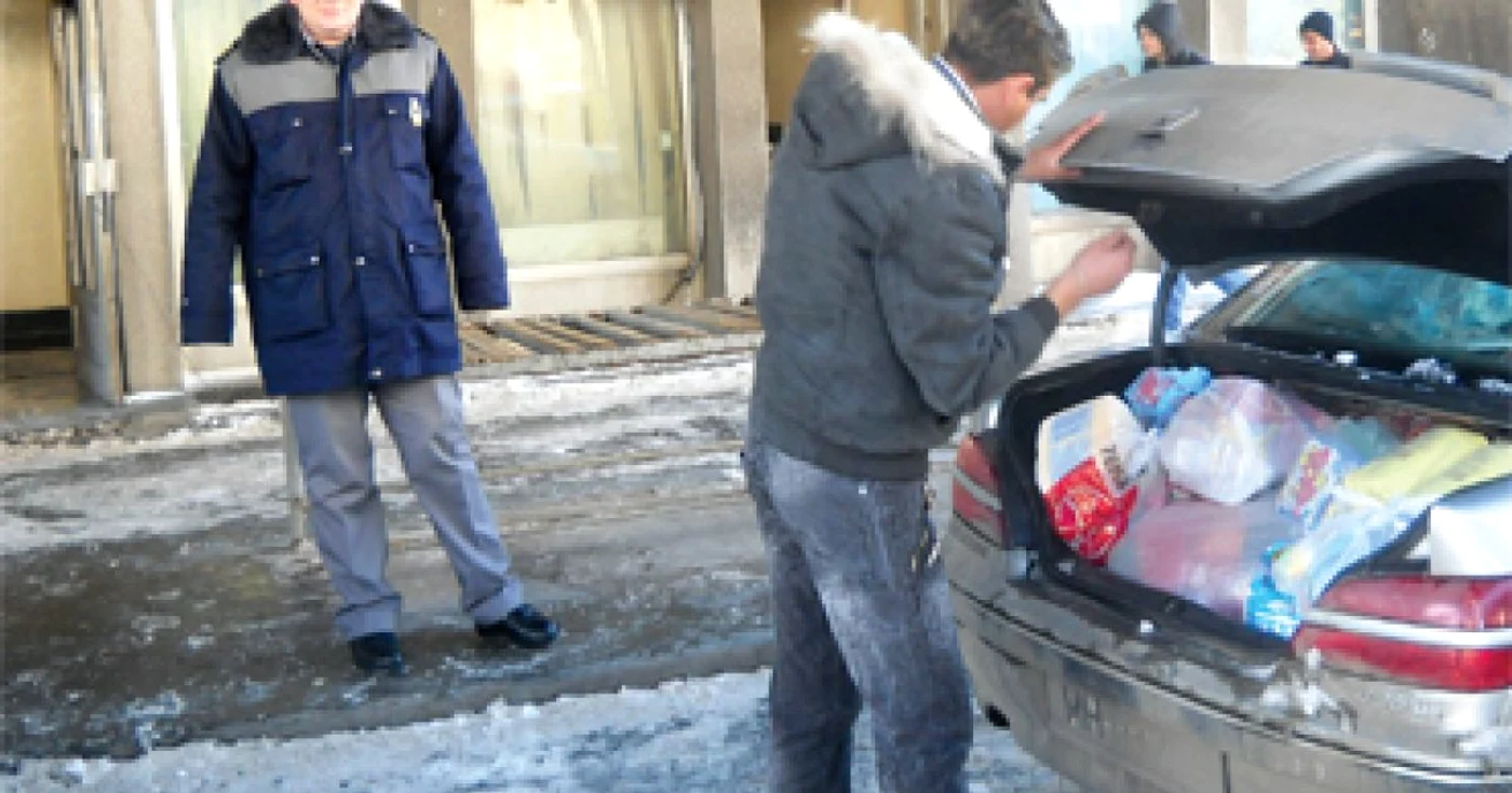 Românii care muncesc peste graniţe au luat în bagaje cozonaci, cârnaţi şi sarmale. foto: Cătălin Căruntu