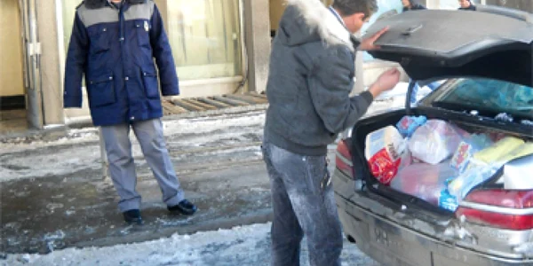 Românii care muncesc peste graniţe au luat în bagaje cozonaci, cârnaţi şi sarmale. foto: Cătălin Căruntu