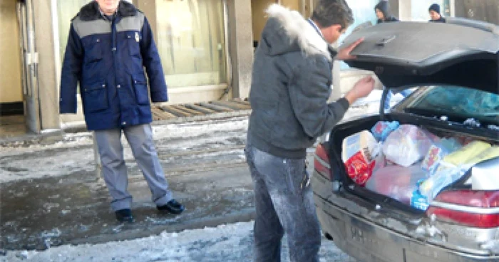 Românii care muncesc peste graniţe au luat în bagaje cozonaci, cârnaţi şi sarmale. foto: Cătălin Căruntu