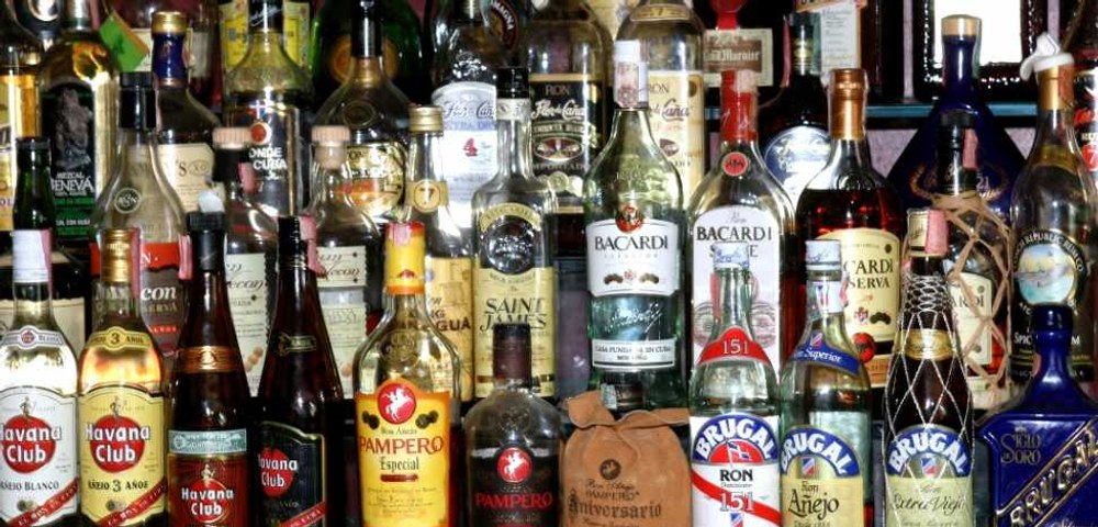 Bărbat scos cu poliția dintr-un supermarket cunoscut. A mers în magazin și a băut whisky și bere direct de la raion