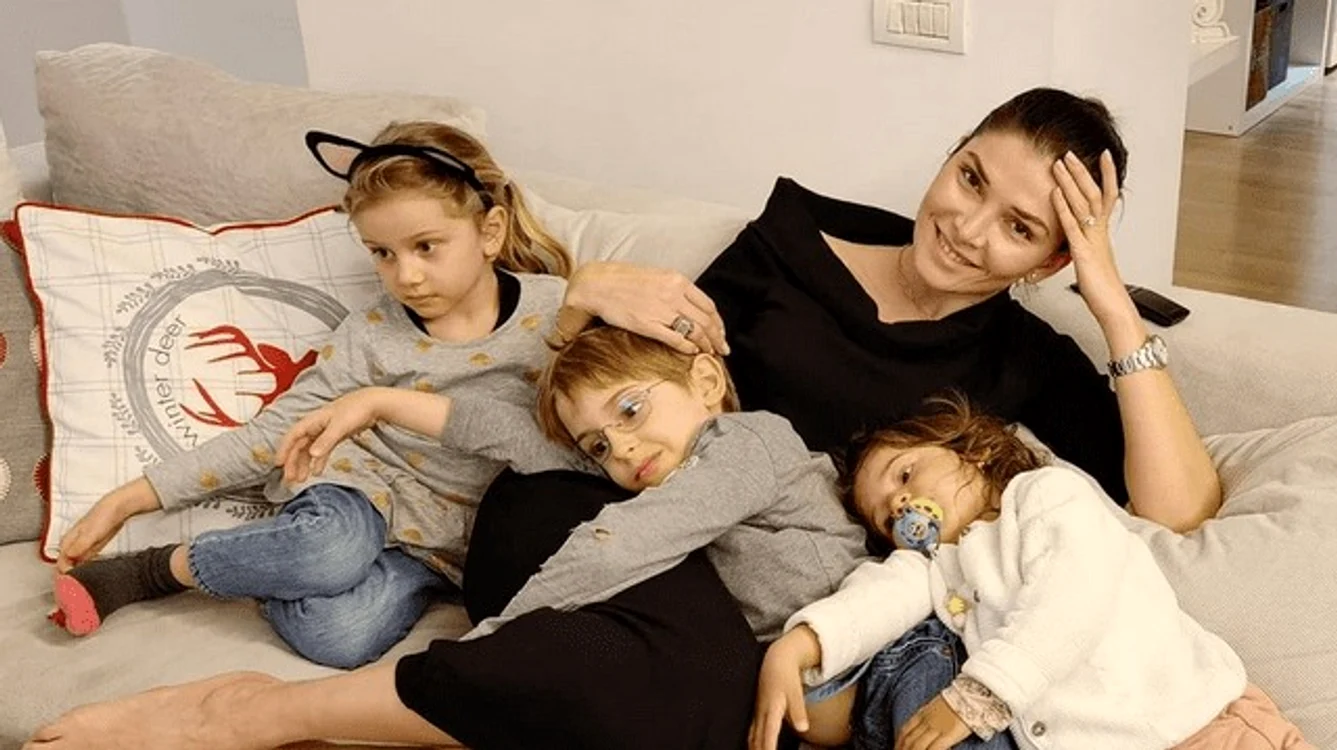 Alina Pușcaș, alături de cei 3 copii ai săi / Foto: Instagram