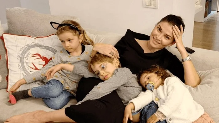 Alina Pușcaș, alături de cei 3 copii ai săi / Foto: Instagram