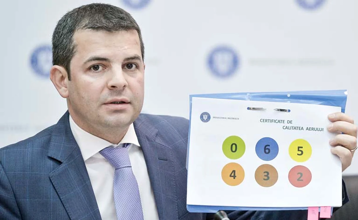 
    Fostul ministru al mediului,  Daniel Constantin, a predat  proiectul noului şef de la  minister, Graţiela GavrilescuFoto: Mediafax  