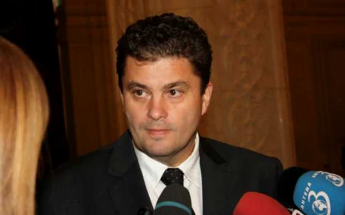 Aurelian Popescu a lipsit în 19 decembrie şi i se va reţine 1% din salariu