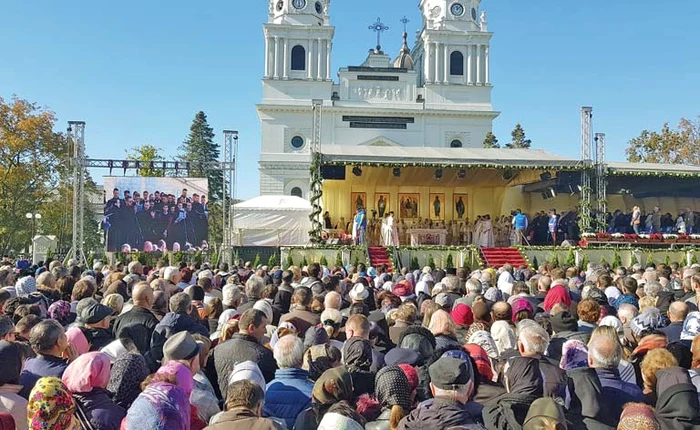 Români din toate colţurile ţării s-au rugat în faţa catedralei Mitropolitane din IaşiFoto: adevarul.ro