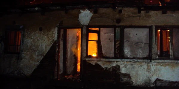 În ciuda intervenţiei prompte a pompierilor, casa a fost mistuită de flăcări