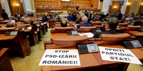 Moţiunea PSD dăunează grav sănătăţii în plenul parlamentului FOTO Iinquam Photos / George Calin