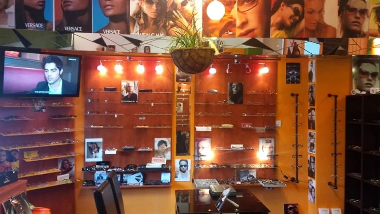 Alfred Kosar în magazinul său de optică medicală FOTO Ştefan Both