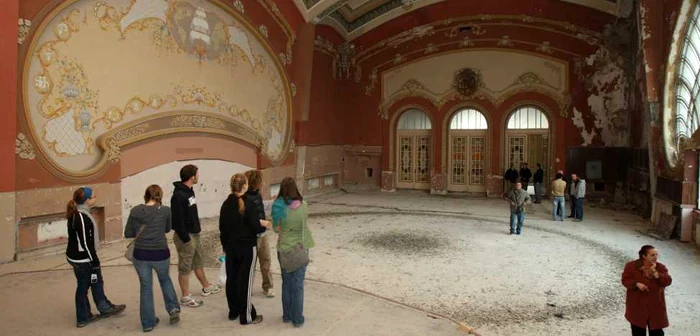 Aşa arată sala de spectacol de la etajul Cazoniului