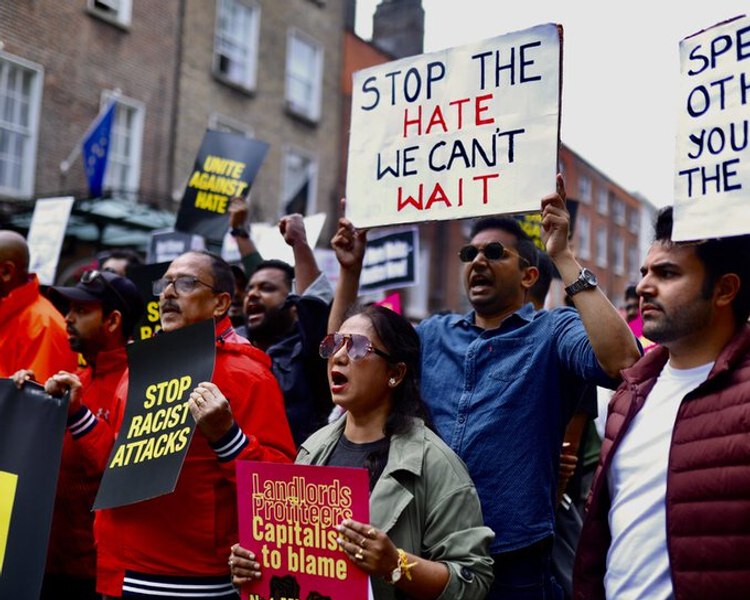 Indieni bătuți și umiliți pe străzile din Irlanda, într-un val de atacuri rasiste împotriva imigranților 