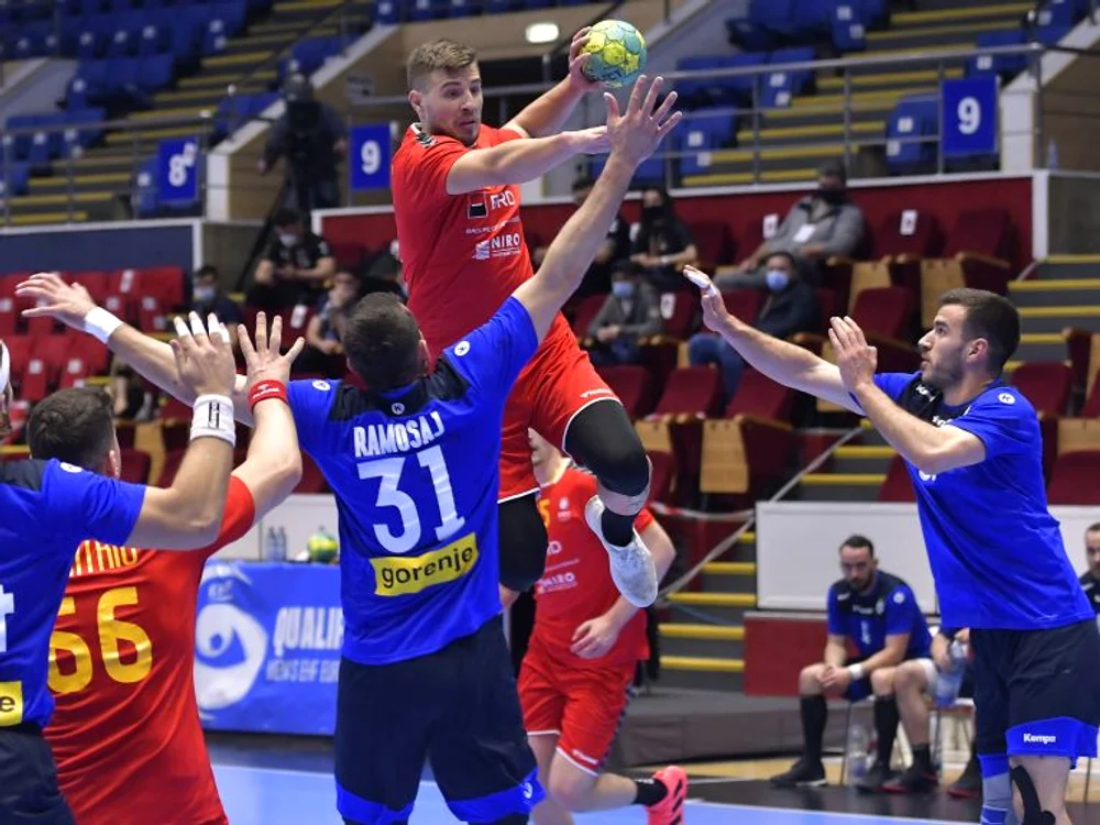
    Atacurile românlor au fost oprite deseori de apărarea celor din KosovoFOTO: Sportpictures.eu  