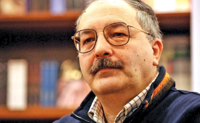 Alex Mihai Stoenescu are încredere în succesul volumului „Crimele Revoluţiei“
