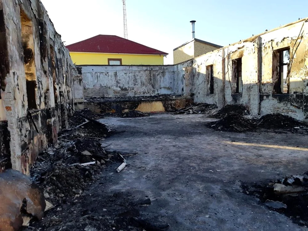 În urma incendiului au rămas doar mormane de cenuşă FOTO: Facebook/ Biblioteca Comunală Osica de Jos