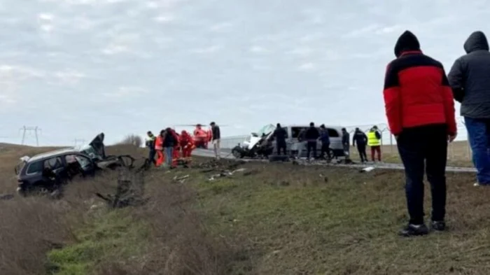 Impactul dintre autoturism şi dubă a fost mortal pentru două persoane. Foto: captură video