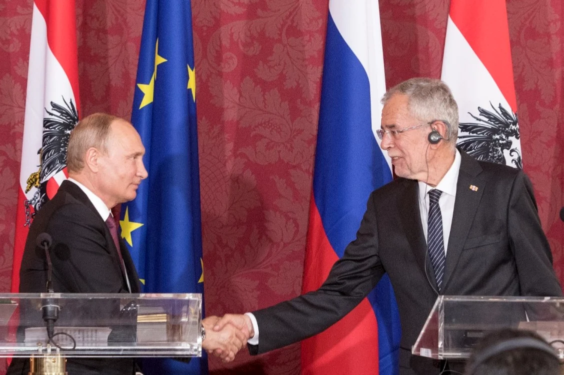 Preşedintele rus Vladimir Putin îi strânge mâna preşedintelui austriac Alexander van der Bellen în timpul unei vizite la Viena a liderului de la Kremlin, în 2018 FOTO AFP