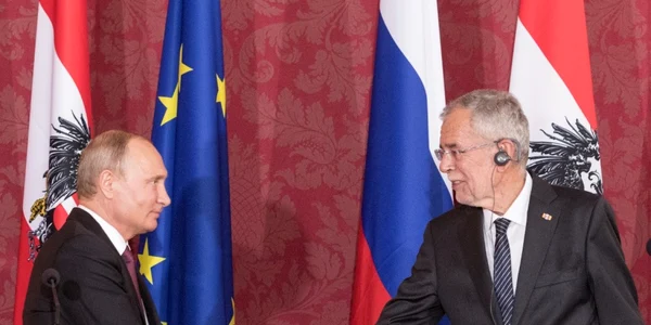 Preşedintele rus Vladimir Putin îi strânge mâna preşedintelui austriac Alexander van der Bellen în timpul unei vizite la Viena a liderului de la Kremlin în 2018 FOTO AFP