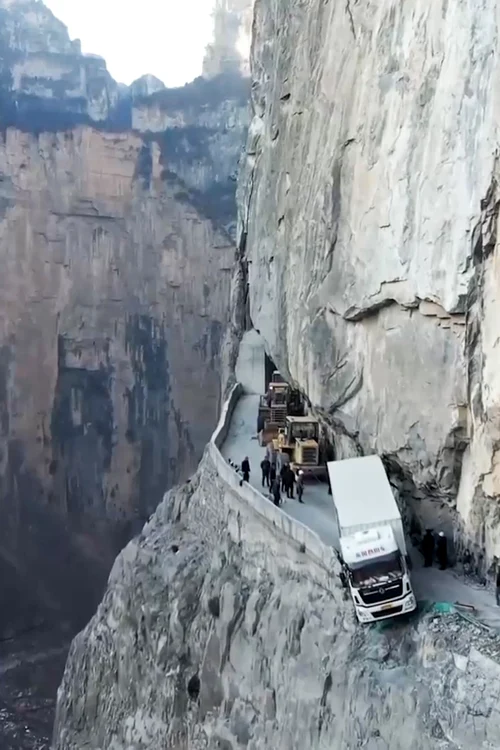 Camion accident munte prapastie China FOTO Profimedia