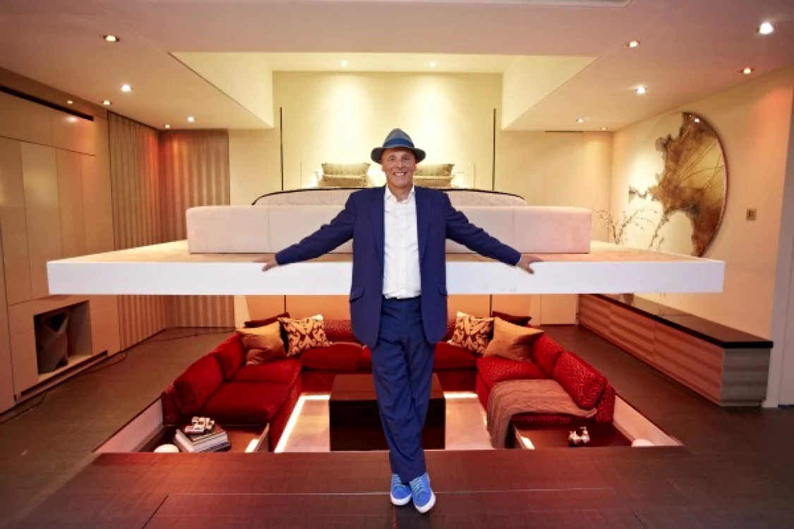 Simon Woodroffe, fondatorul companiei YO! Sush, în apartamentul care se poate rearanja după cum dorim. FOTO freshome.com