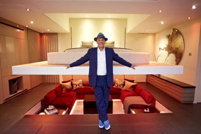Simon Woodroffe, fondatorul companiei YO! Sush, în apartamentul care se poate rearanja după cum dorim. FOTO freshome.com