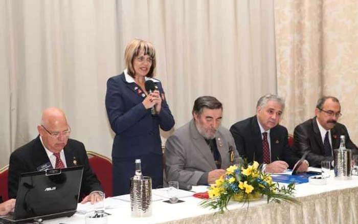 Martha Mocanu,preşedintele Fundaţiei Rotary România şi Republica Moldova, alături de guvernatorul Ioan Sbârciu şi viitorul guvernator Radu Popescu