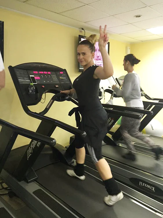 Anda Adam s-a decis  să dea jos cele 15 kg  acumulate în timpul  sarcinii. Înainte să  pornească banda  de alergare, ea ne-a  avertizat că va alerga  40 de minute