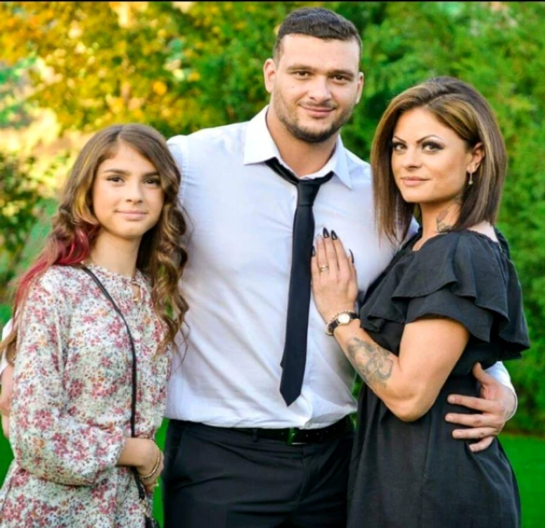 Ștefan și familia care i-a fost alături în fiecare clipă. Foto Facebook
