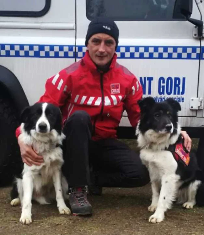 
    Cei doi căţei salvatori,  alături de conductorul lorFOTOGRAFII: Salvamont Gorj/ adevarul.ro  