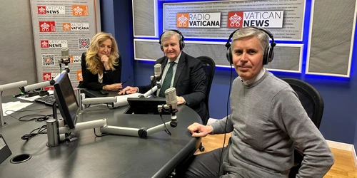 Adrian danca cu colegi de la Radio Vatican jpg